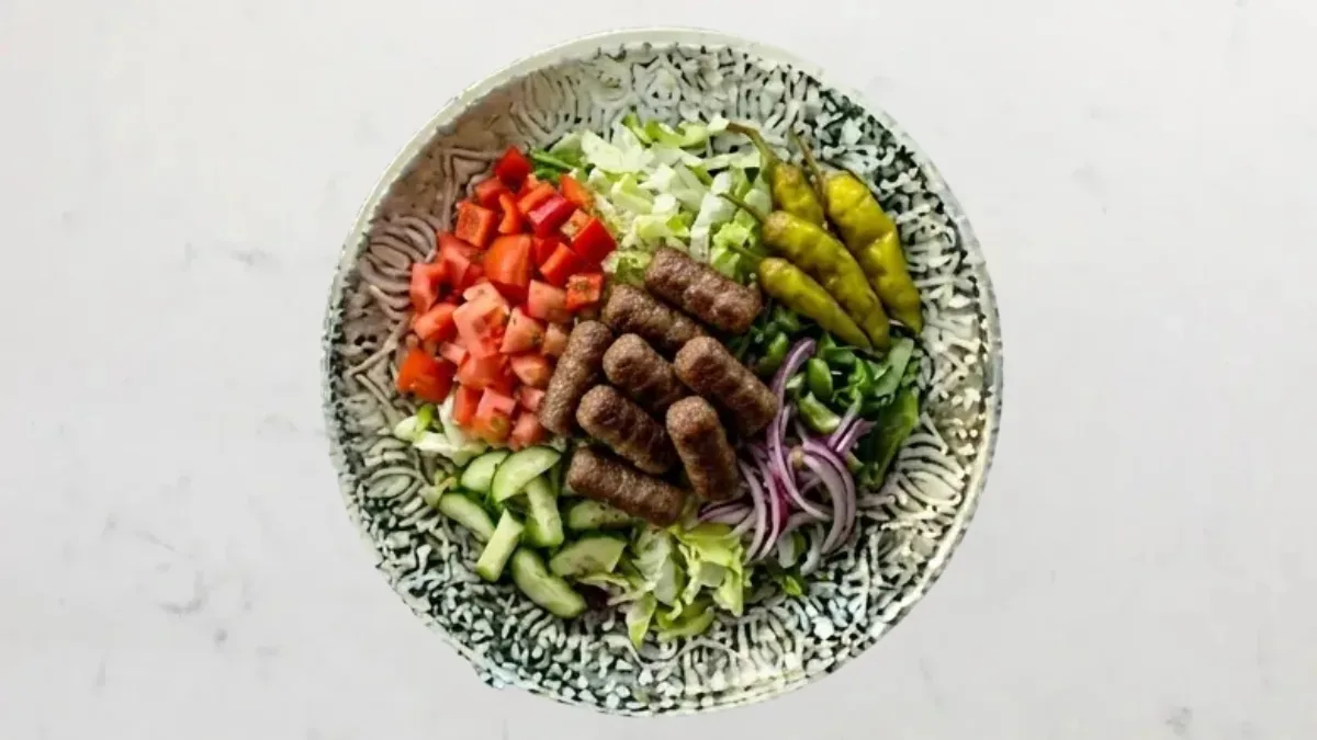 Cevapi sallad